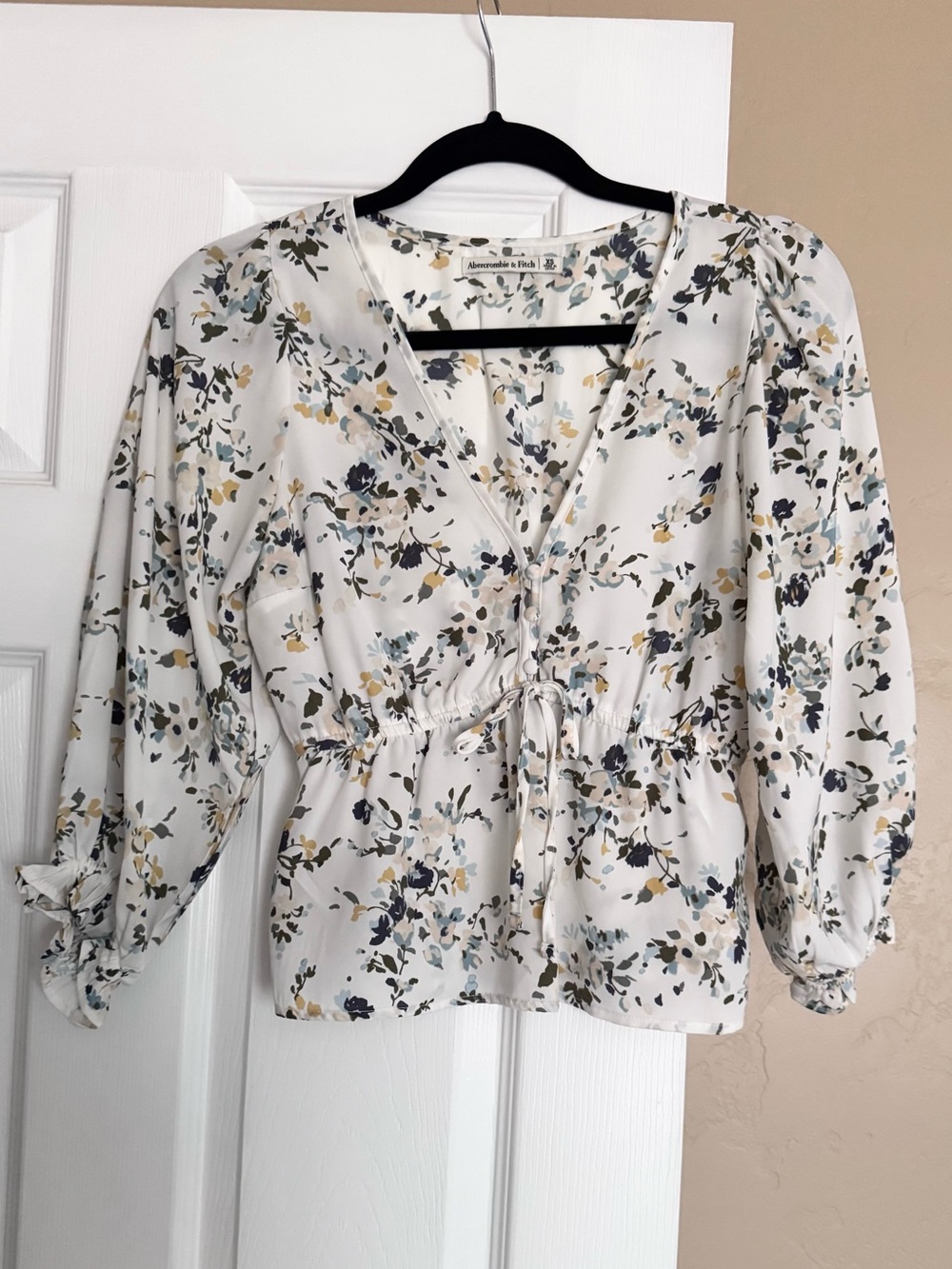 Abercrombie & Fitch White Floral Tie-Waist V-Neck Blouse